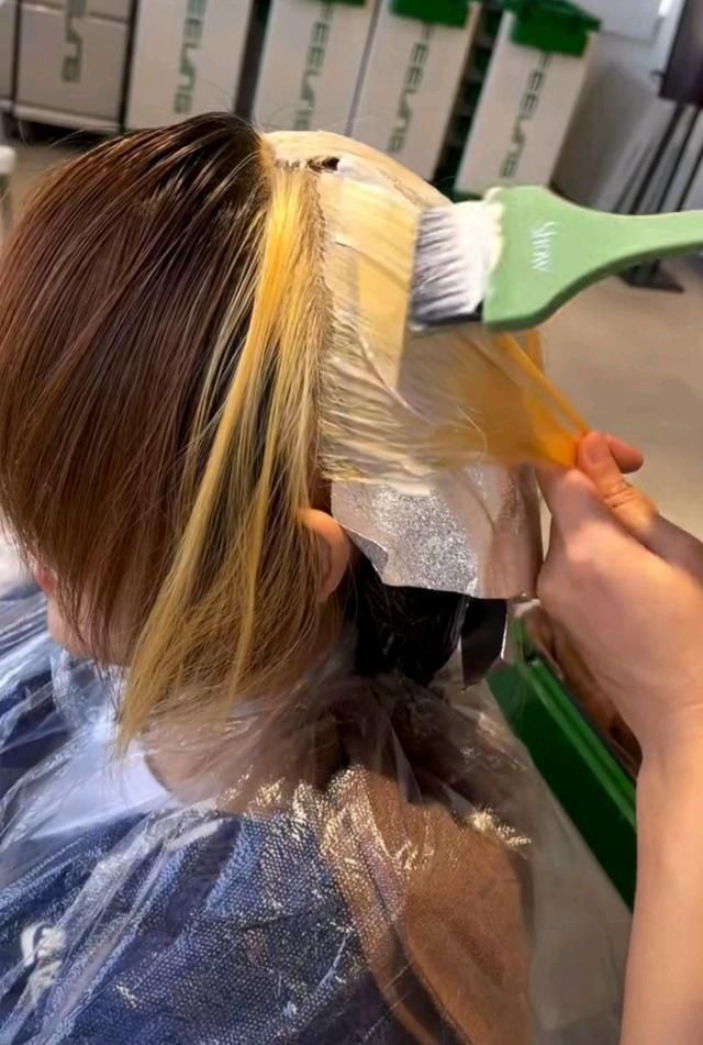 “挂耳染”过时了，最近流行的是“发带染”，时髦洋气又显脸小！