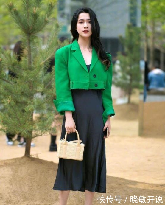 西服裤 越来越多女人喜欢穿绿色单品了,既减龄又好看,尽显优雅魅力