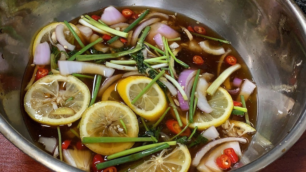 鸡爪去骨原来这么简单,一根牙签就搞定了,做无骨凤爪更入味