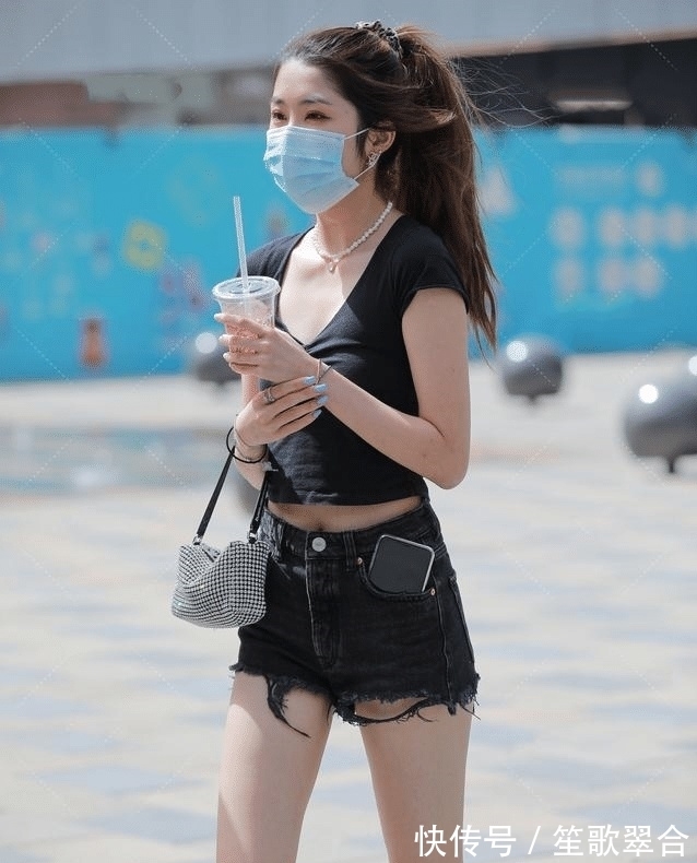 性感 将牛仔裤穿出高级感,精致配饰少不了,温婉时尚性感贵气