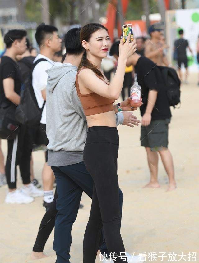 成熟|棕黄色运动风上衣，搭配明艳妆容，成熟性感明艳大气