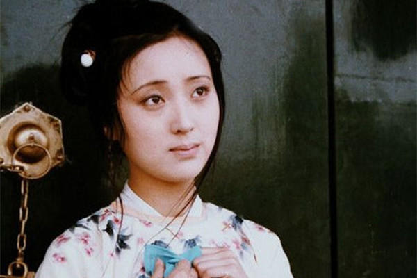 薛宝钗&薛宝钗真是千金小姐?贾母用一盘饰品揭开真面目:不配跟林黛玉比