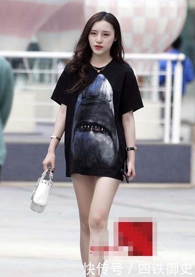  牛仔裤|路人街拍，黑色皮质外套搭配黑色紧身牛仔裤，小姐姐穿搭很减龄啊