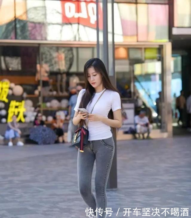 紧身|瘦中有“肉”的牛仔裤美女，展现休闲惬意的感觉，凸显气质