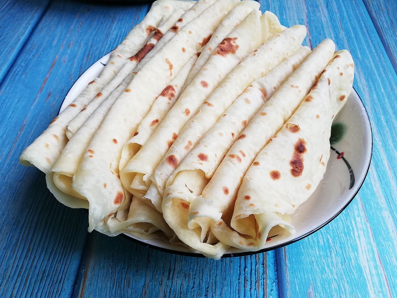 2个鸡蛋,一碗面,教你40秒烙一锅,不用一滴油,烙的饼柔软劲道