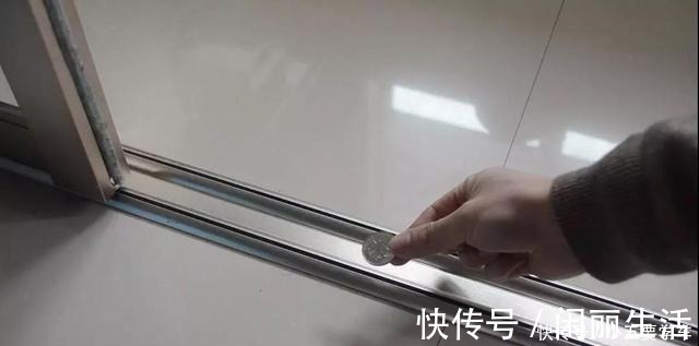 推拉门地轨清理难不用1滴水，拿个不值钱的它，来回滚一滚就行！