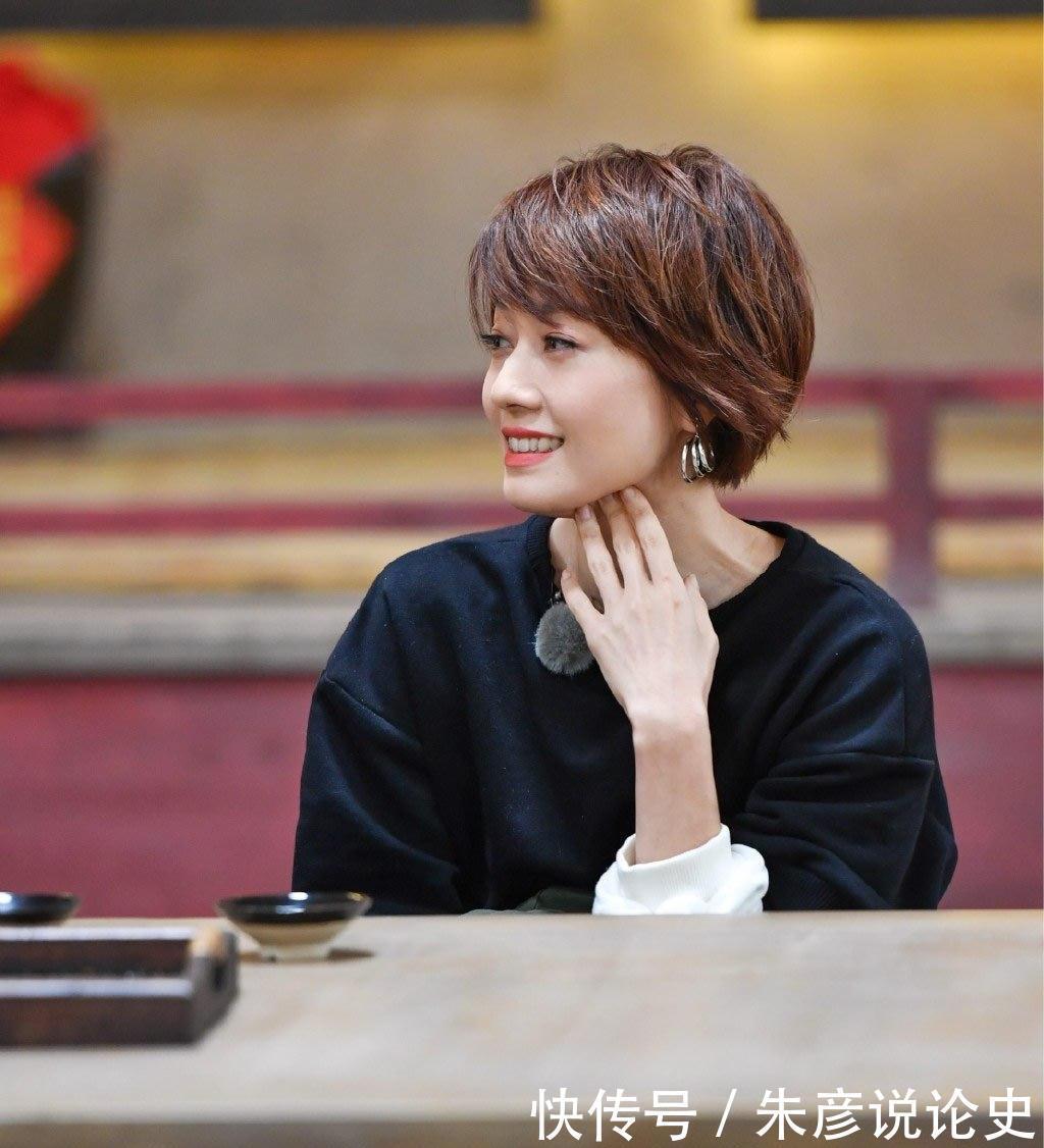 45岁女人显年轻的发型有哪些?中长直发或卷发都很好,时尚又优雅