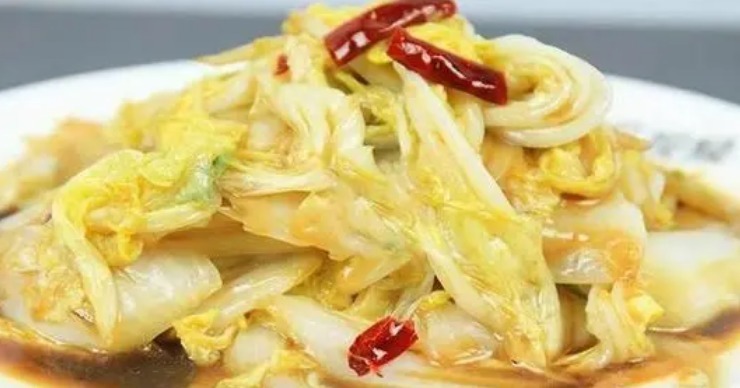 酸辣白菜别直接炒，厨师教你3个技巧，白菜脆爽不出水，鲜嫩好吃