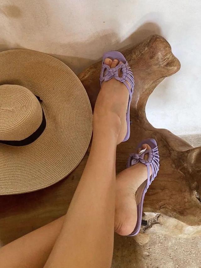 参考价格 翻了身的“土味凉鞋”,这次成了时髦精心中的C位