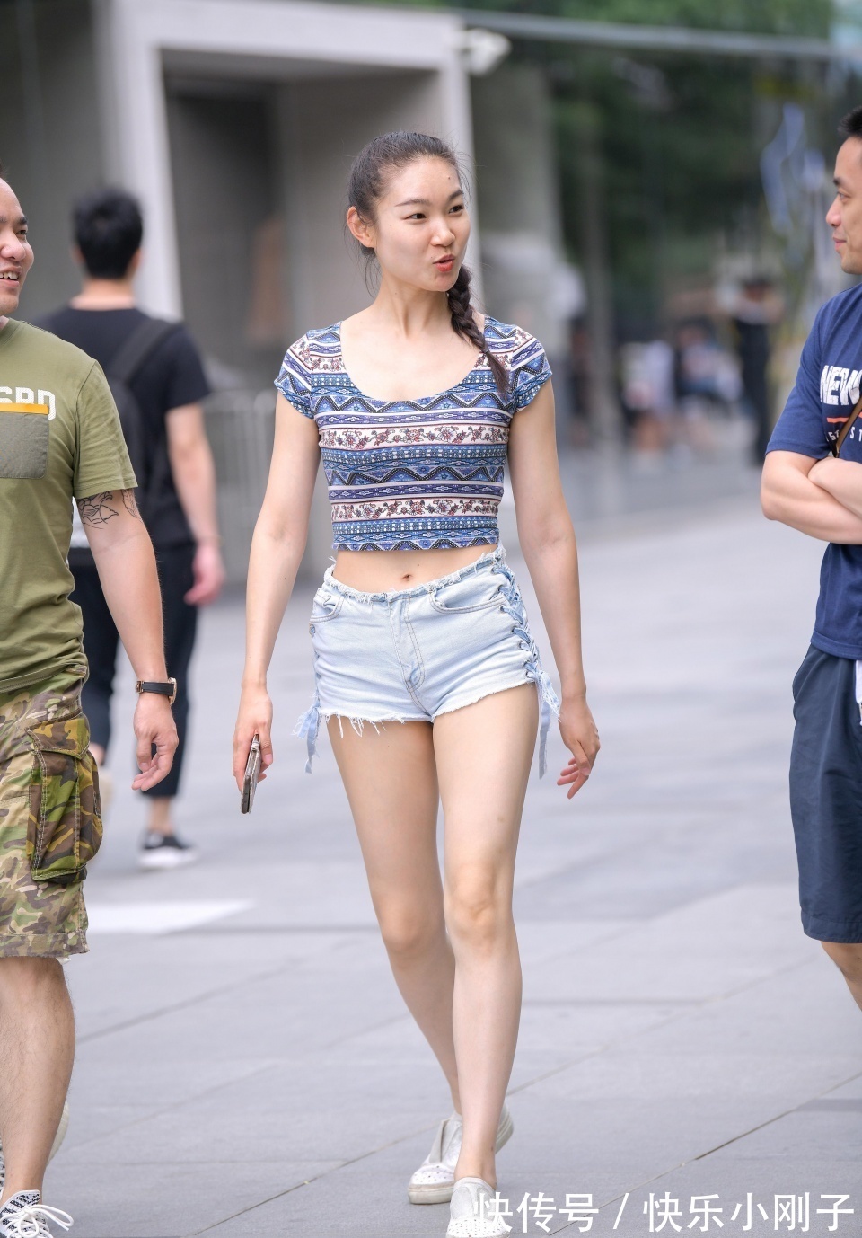 牛仔短裤|笑容灿烂的小姐姐,身穿有特色的短袖,搭配牛仔短裤,和朋友一起逛街显得很时尚
