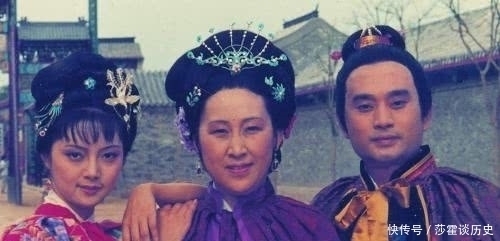 薛家那么有钱,为何香菱弄脏区区一条石榴裙,薛姨妈就埋怨责骂?