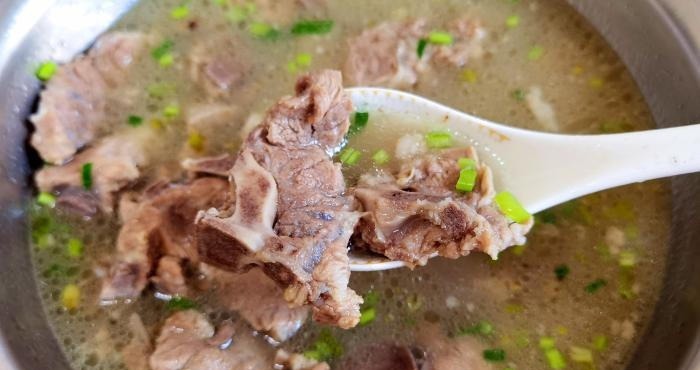 炖排骨，切记不要先焯水，牢记这两点，排骨软烂入味，汤浓无腥味