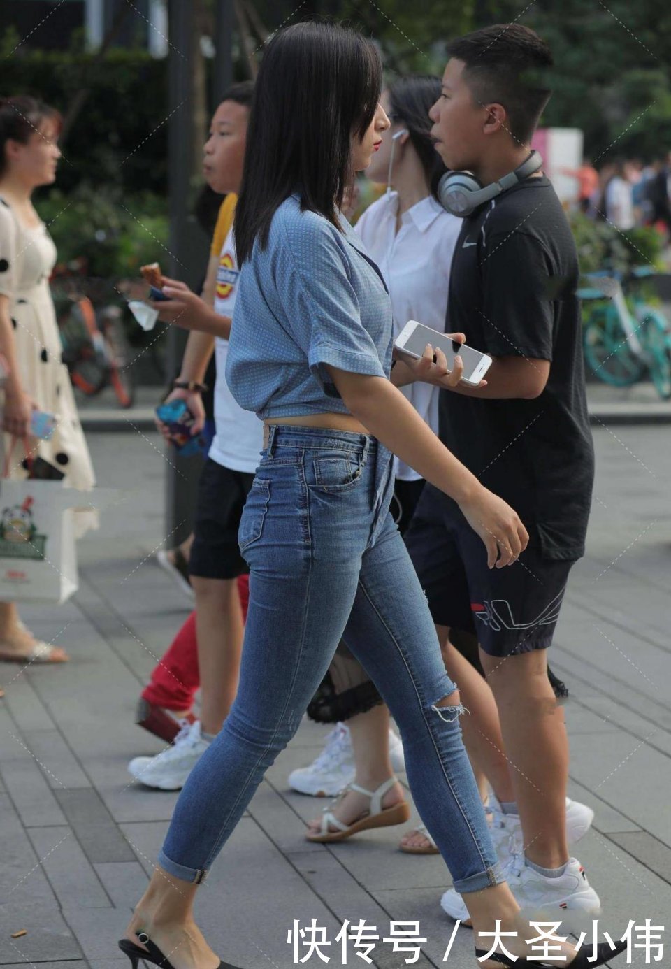 穿搭|美女街拍:长长的睫毛,很高级的女孩,完美地展现什么是微胖才是最好的