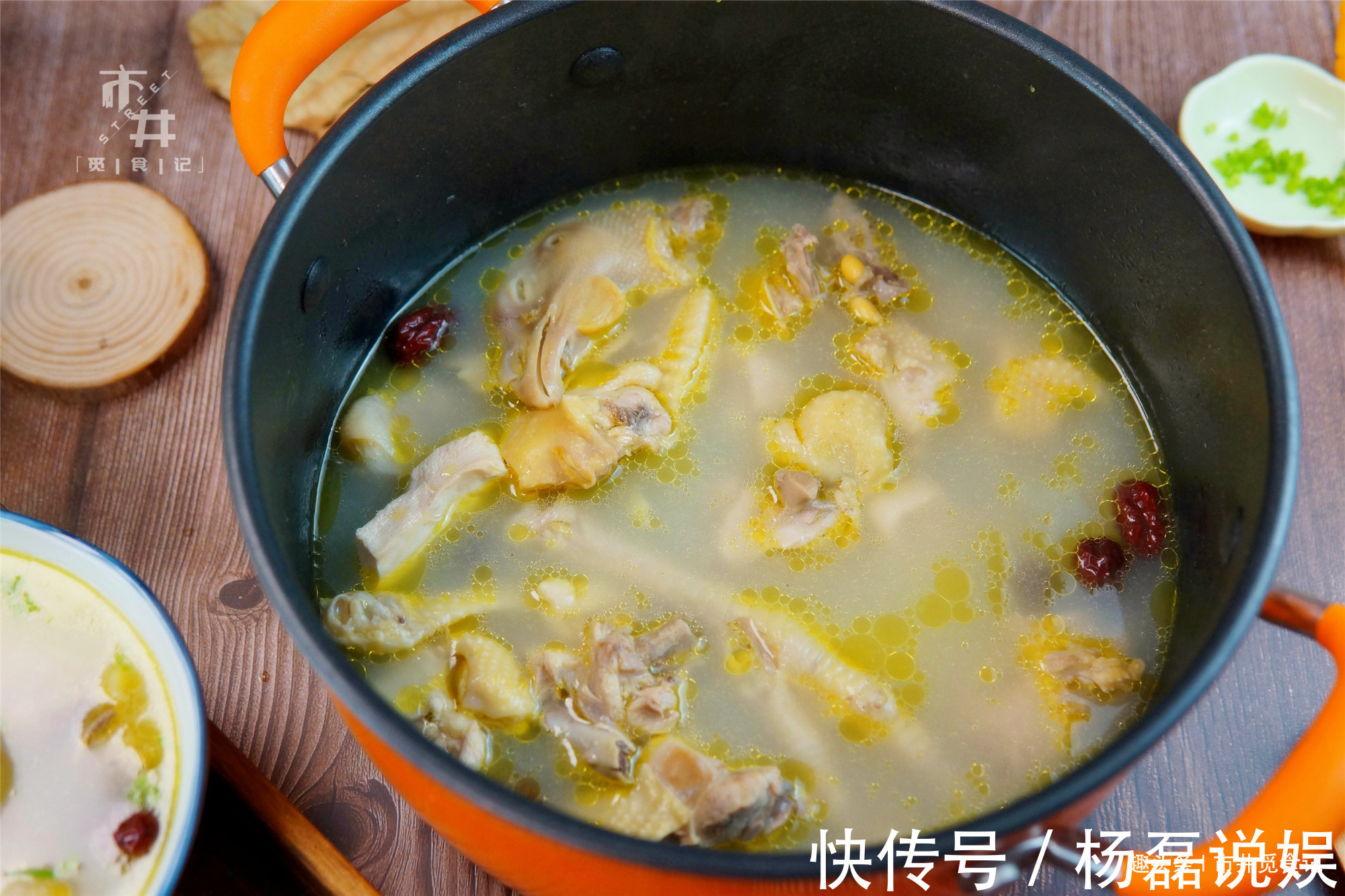 煲鸡汤时，别焯水或者直接炖，大厨告诉正确做法，鸡肉不柴汤不腥