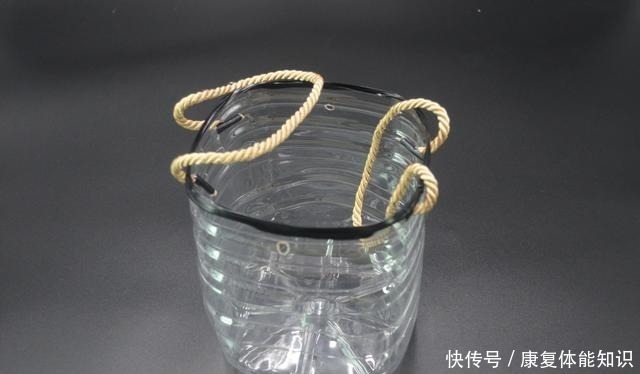 空油桶上穿2根绳子,太聪明了,解决了困扰大家的一大难题,真棒!