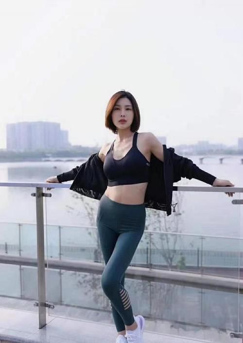 紧身裤|藏青色包臀紧身瑜伽裤的美女，玲珑身材，你看到心动了吗？