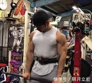 t181cm日本肌肉壮男走红，每天深蹲练出大粗腿，网友不淡定了