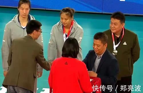 龚翔宇|颁奖礼一片祥和!李盈莹开心笑,江苏两小将比牙套,国手抢冠军帽