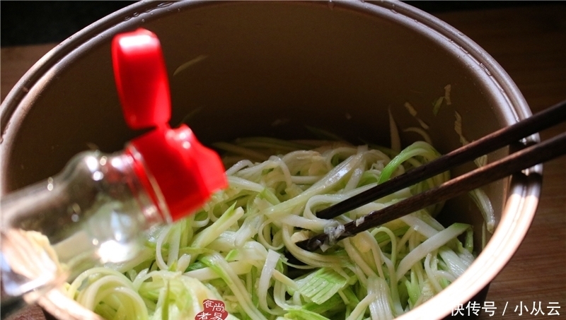 夏日|夏日炎炎,教您做一款爽口凉拌菜,香辣开胃又解腻,特别简单