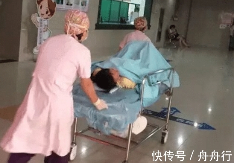 孩子|孕妇顺利生下男婴,产房外家人喜出望外,看到孩子后无人敢抱