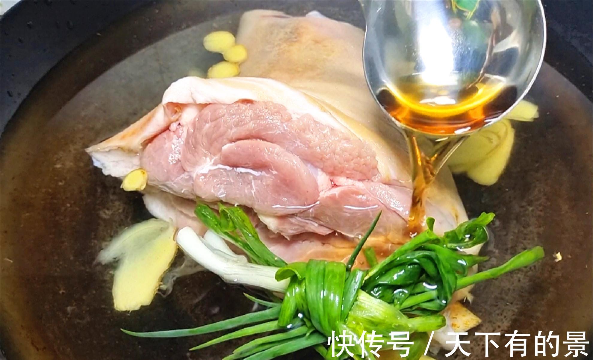 灵魂|贵州酸菜蹄膀做法来了，先油炸再慢卤，配上一碗灵魂蘸水，绝了