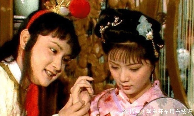 当宝钗得知要和宝玉结婚时,她为啥低着头流泪,而不说话呢