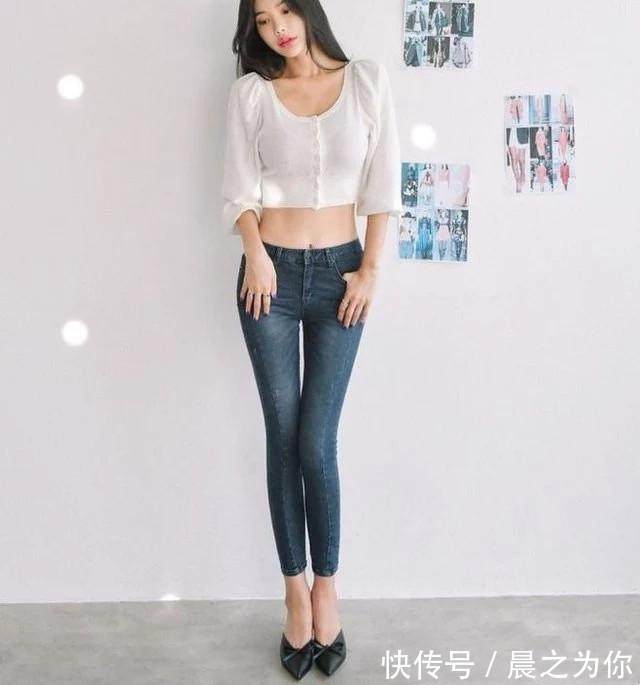 紧身牛仔裤 牛仔裤随意搭配出美女不一样的风格,带来完美的视觉感!