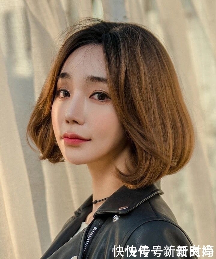 网上很火的“不过肩”烫发，减龄又洋气，换了发型比整容更有魅力