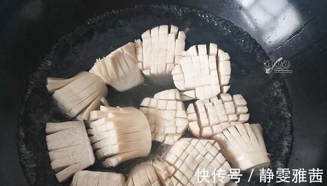 我家杏鲍菇从来不清炒,裹点淀粉这样做比肉更香,刚上桌就吃完了