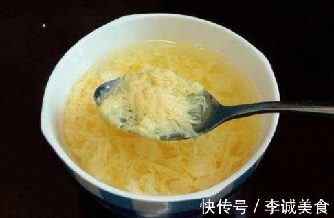 村口70岁奶奶，做“冲鸡蛋花”火了，不加盐和水，清热解暑喝不腻