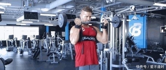 女孩子|140斤健身网红,腰臀比只有06,好身材让她魅力倍增