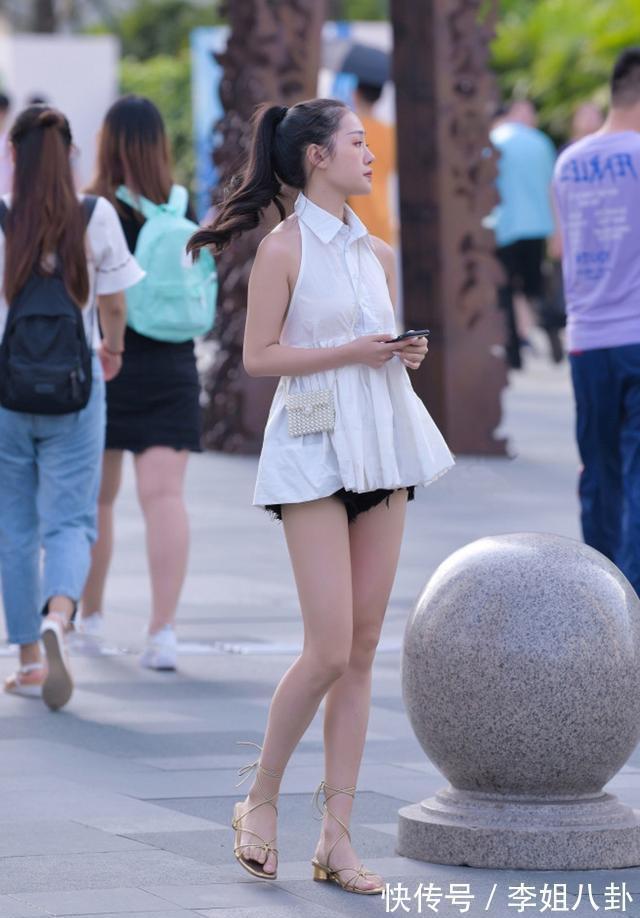 小姐姐 单肩背心搭配牛仔裤,尽显小姐姐青春的魅力