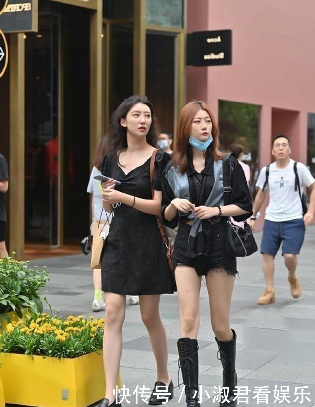 简洁高雅的白色连衣裙，很显美女清新甜美的感觉