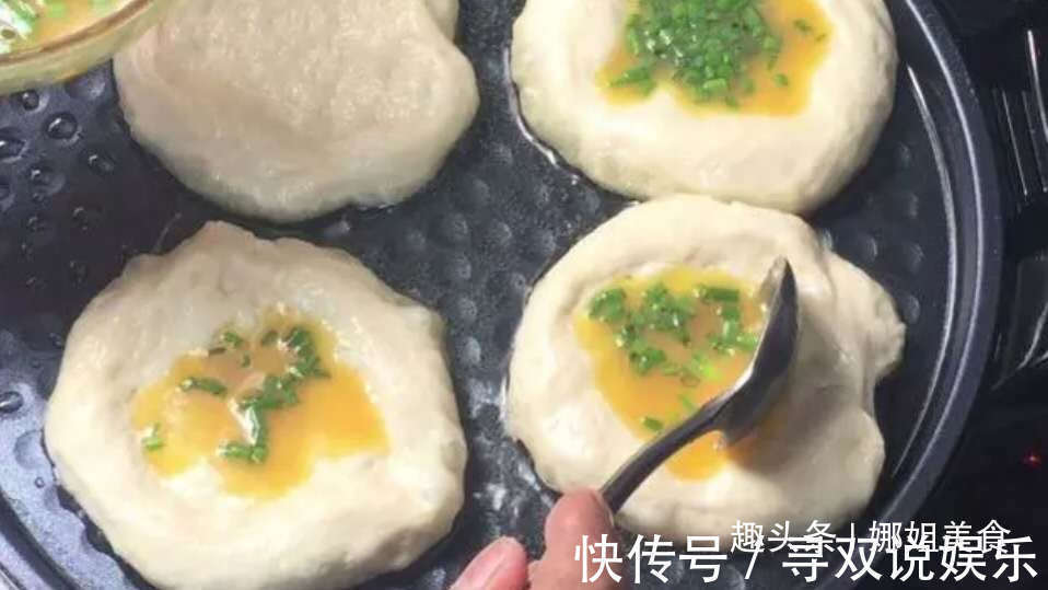两个鸡蛋，一碗面粉，不用揉面，筷子搅一搅，家人嚷着还没吃够！