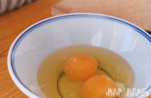 面粉里加2个橘子，不用揉面，不烤也不烙，筷子一搅，营养又解馋