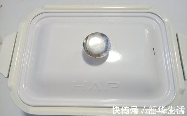 大虾用盐埋起来，加热5分钟，咸香美味的盐焗虾就做好了