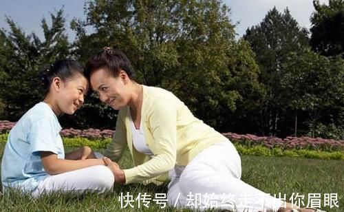 卫生巾|“妈,我流血了”,女儿第一次来月经,聪明的母亲会说3句话