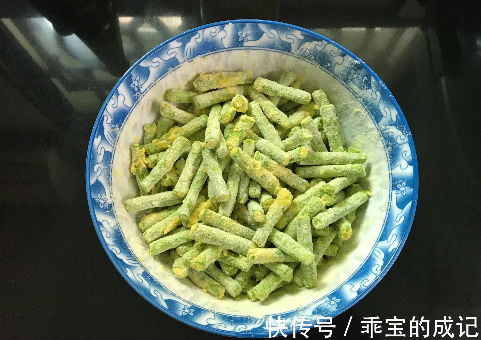 鸡蛋|豆角里打入1个鸡蛋，不炒不煮，没想到如此好吃，开胃解腻不长肉