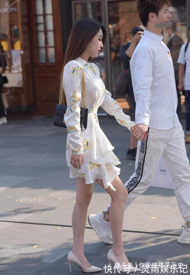 女孩 气质女孩这样穿,白色连衣裙搭配尖头高跟,瞬间凸显个人魅力