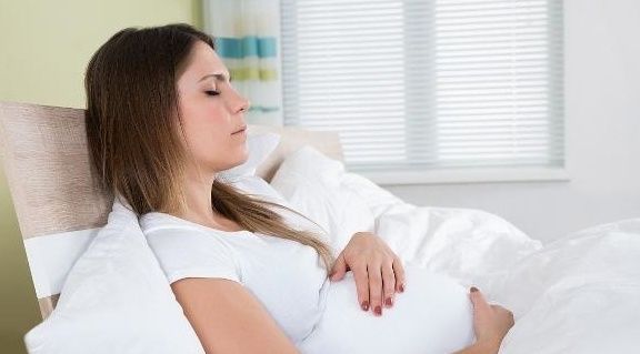 左侧卧|孕妈必须坚持“左侧卧”睡姿吗？其实不用这么累，多留心这些方面