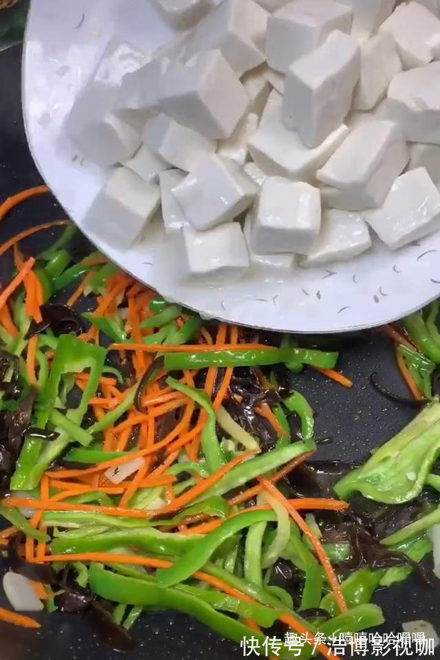 豆腐家常做法之萝卜青椒烩豆腐，色泽艳丽，营养开胃！