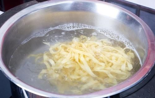 煮面条时，记得提前“放2味”，面条爽滑不坨，又香又好吃