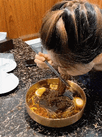 |搞笑GIF：我很好奇，女生头发下面可以藏多少脸