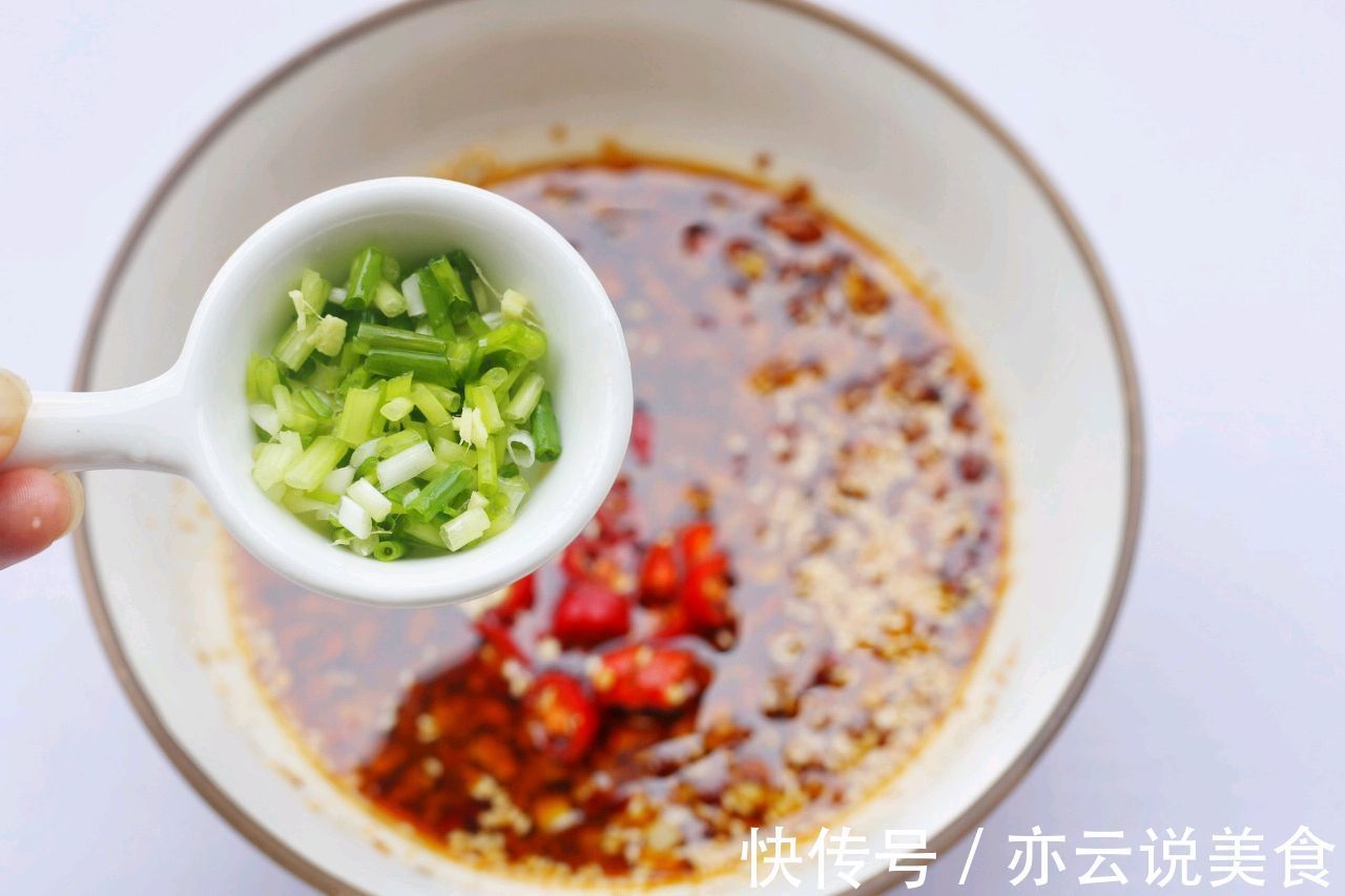 自制辣椒酱，拌凉菜通用，做法简单，鲜香可口，真实用