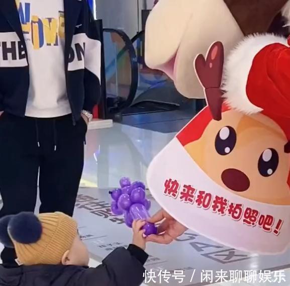 萌娃|天津萌娃收到商场人偶递来的气球,下一个举动网友直呼萌化了
