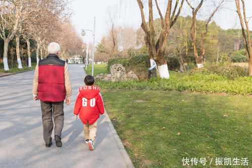 育儿观|一岁萌娃被奶奶打扮成“老太太”，纸尿裤外穿裹头巾，土味又暖心