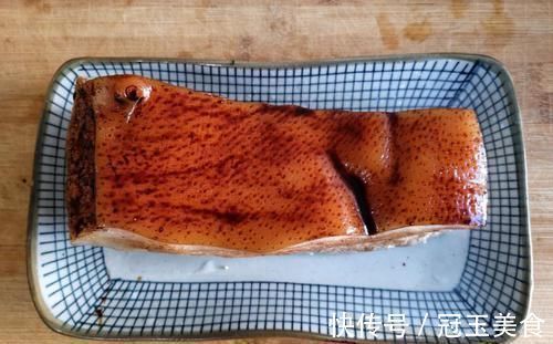 肉皮|做梅菜扣肉,掌握3个要点,保证起虎皮,颜色红亮,好吃不油腻