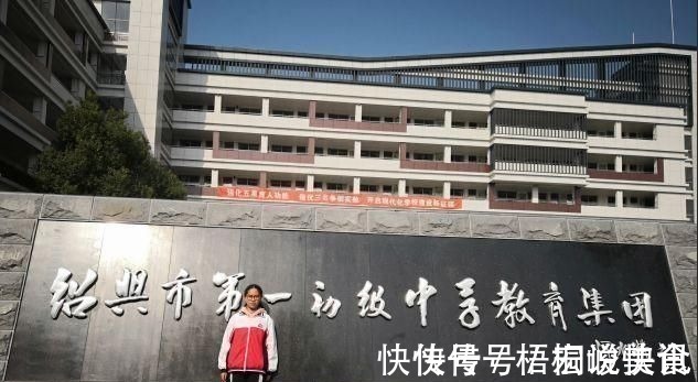 一草一木！10岁小学生用欧楷为学校题写校名，法度严谨，端庄大气，让人羡慕