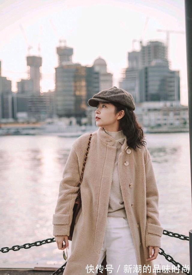 视觉效果 跟着时尚博主学穿搭,毛茸茸的卡其色外套配白裤,温柔简约又时尚!