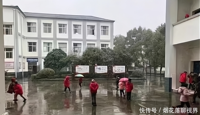 学校里总有那么一个万中无一，别的孩子看雪，他张开大嘴等着吃雪